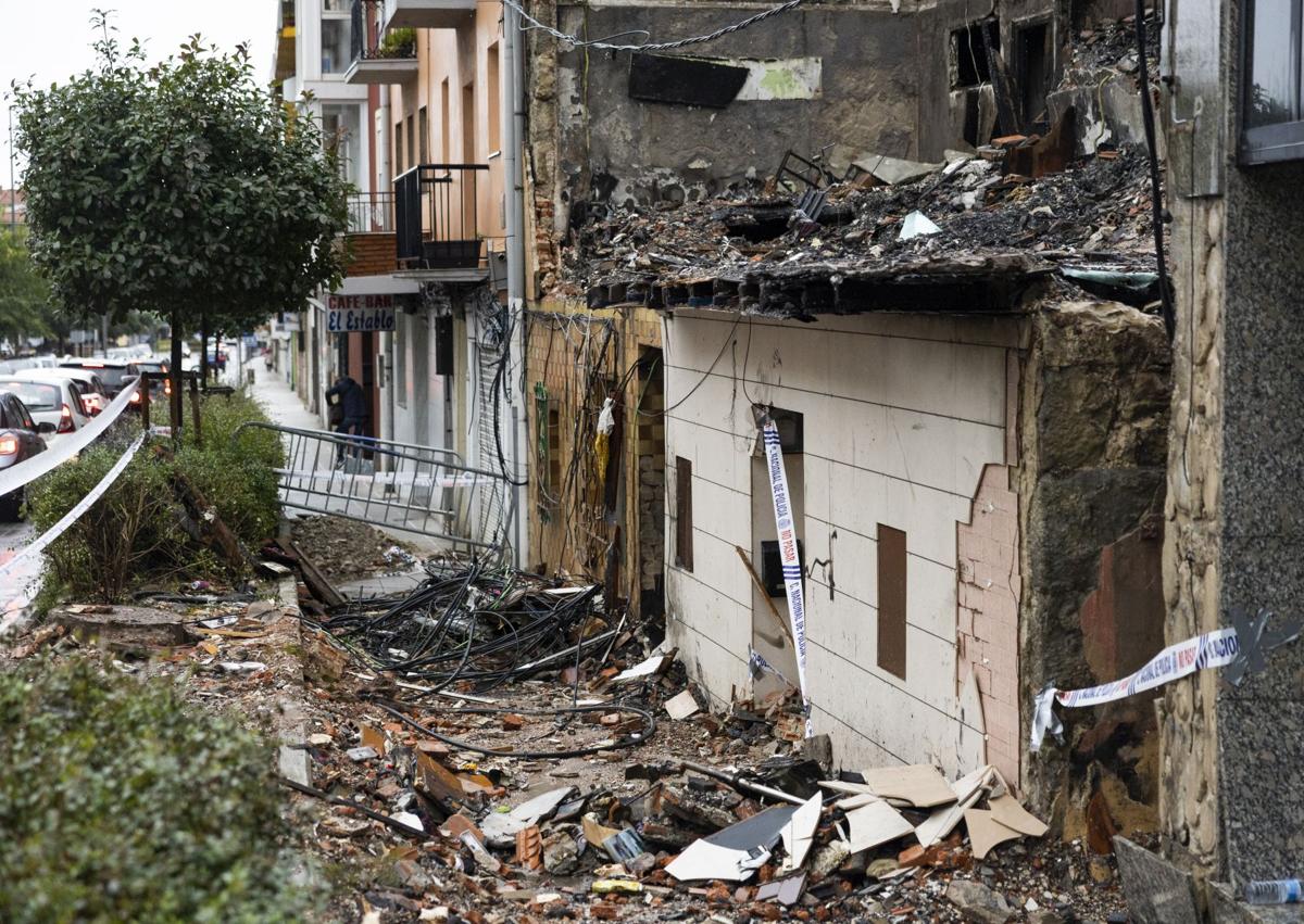 Imagen secundaria 1 - Permanecen ingresados seis heridos por la explosión y derrumbe del edificio de La Albericia