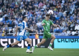 Pablo Rodríguez, del Racing, corre para llegar al balón mientras un jugador del Dépor trata de alcanzarlo.