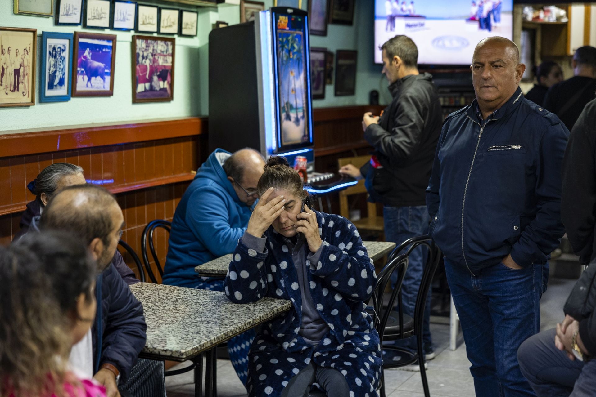 Varios vecinos afectados, en el Bar Marcial de La Albericia, el día después de lo sucedido.