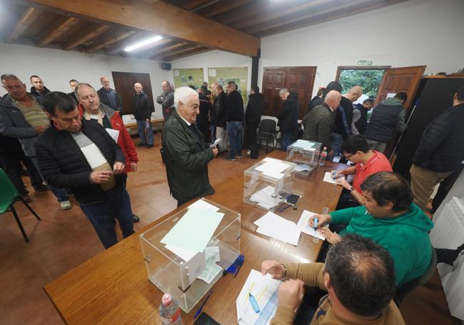 Cola para votar a primera hora de la mañana al abrirse las urnas.