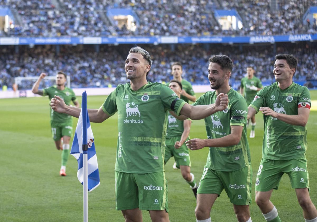 Arana, Andrés Martín, Aldasoro y el resto del equipo celebran el segundo gol del Racing.