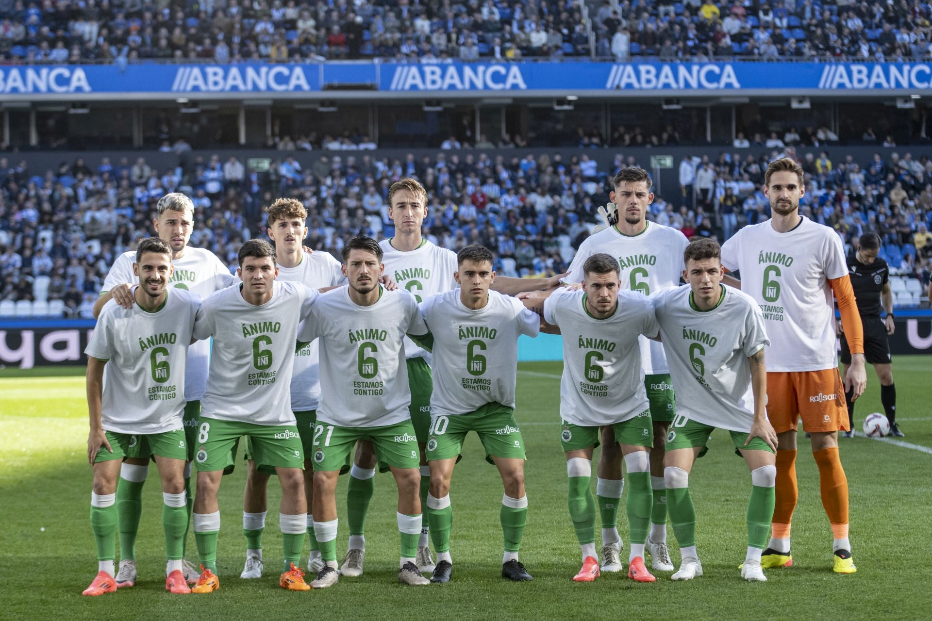 Los jugadores del Racing hicieron un guiño al capitán Íñigo Sainz-Maza y posaron con su dorsal, el '6', antes del partido.