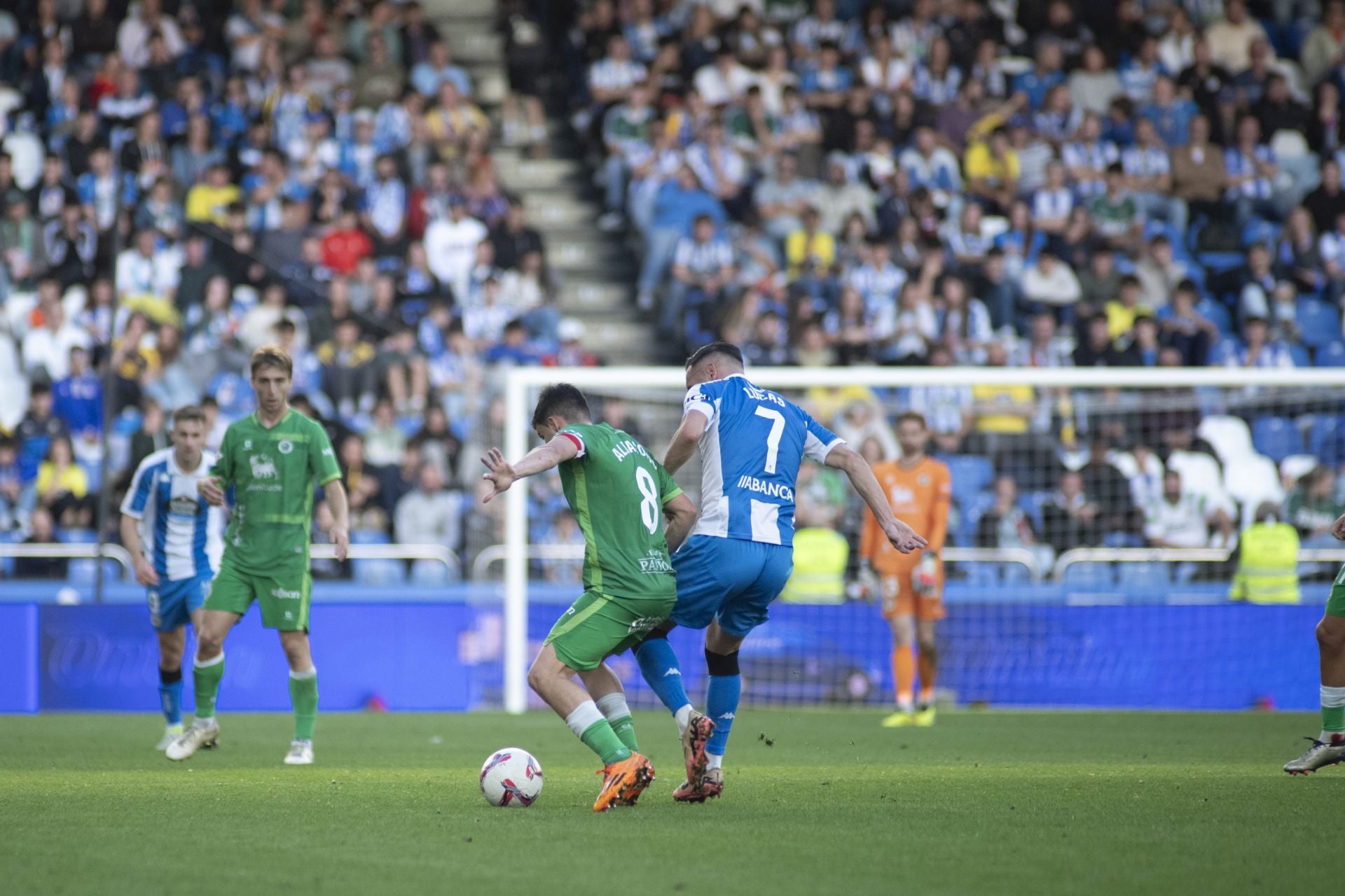 Aldasoro, que llevó el brazalete de capitán, pugna con Lucas por el balón. 