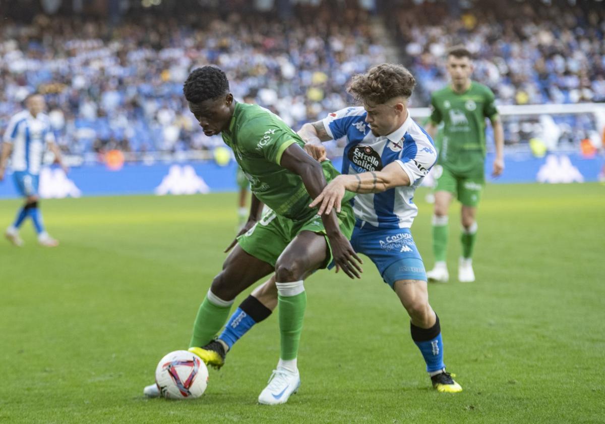 Suleiman conduce la pelota ante la oposición de Mella en una jugada de ayer en Riazor.