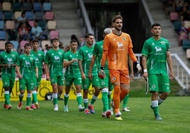 Jokin Ezkieta y Aritz Aldasoro encabezan el grupo en la salida al césped de Riazor.