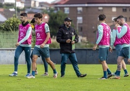 José Alberto conversa con sus jugadores en La Albericia.