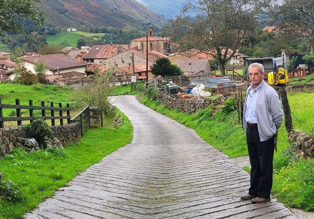 El alcalde de Rionansa en el inicio de la carretera que une Celis con El Soplao.