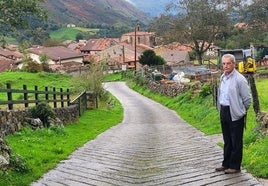 El alcalde de Rionansa en el inicio de la carretera que une Celis con El Soplao.