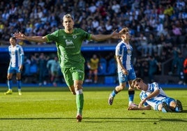 Juan Carlos Arana celebra su gol el pasado domingo en Riazor, el segundo del Racing ante el Deportivo.