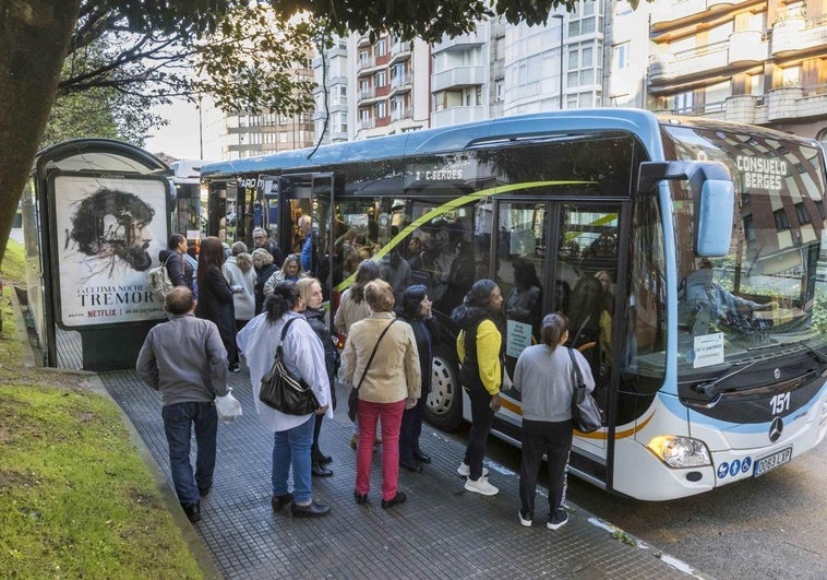 Acumulación de usuarios del TUS a primera hora de este lunes.