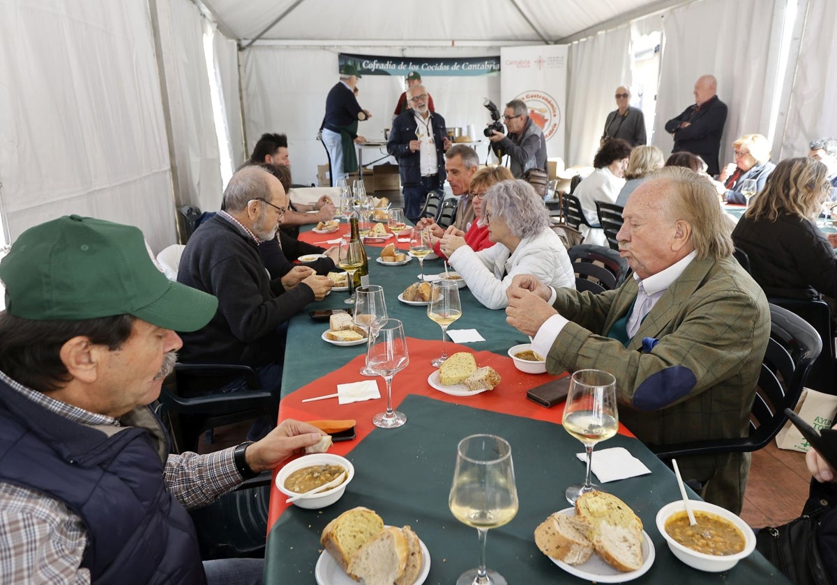 Participantes en la cata degustan el cocido y los distintos tipos de pan, este lunes, en Torrelavega.