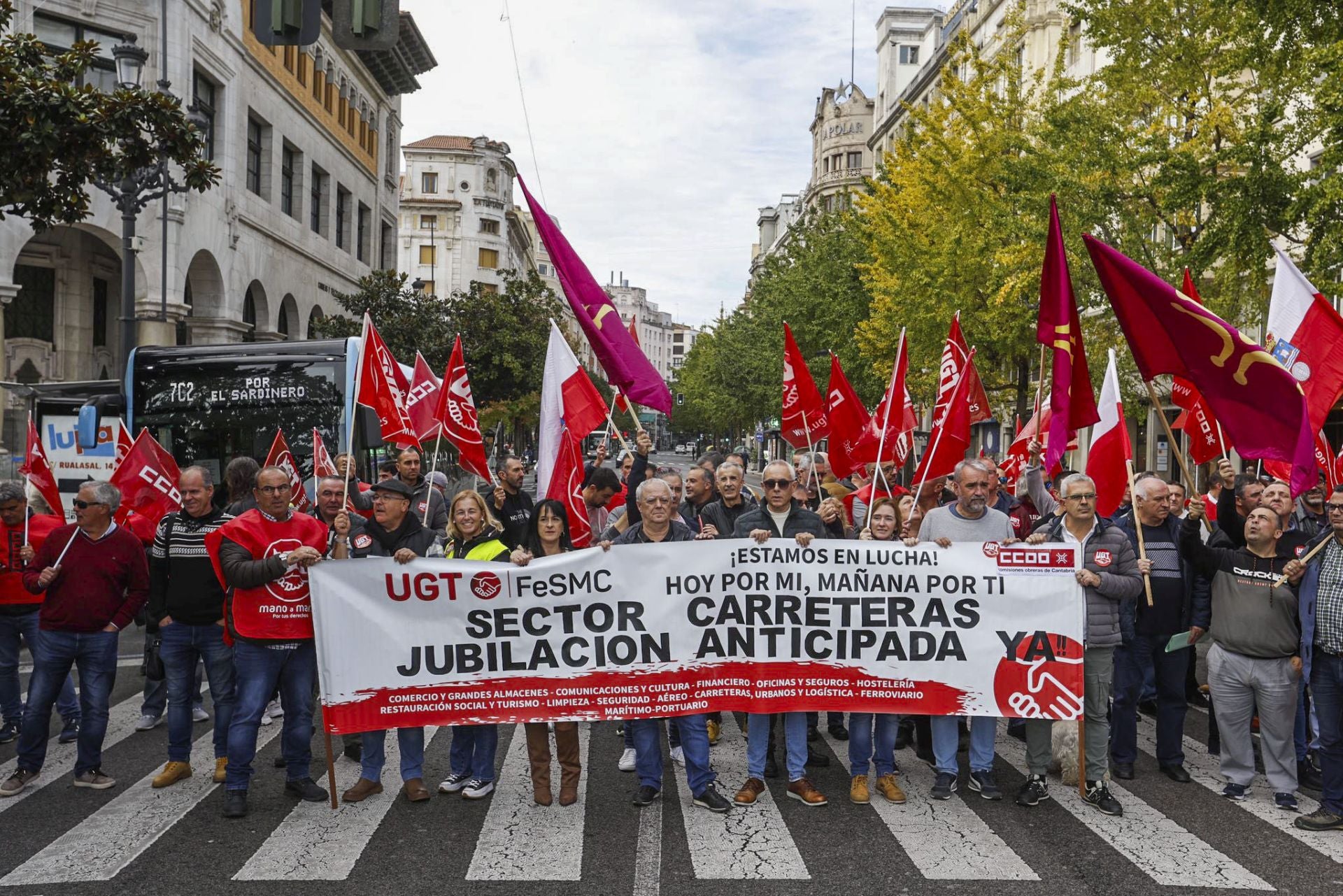 A las 12.30 horas los huelguistas cortaron el centro de Santander para exigir jubilaciones anticipadas.