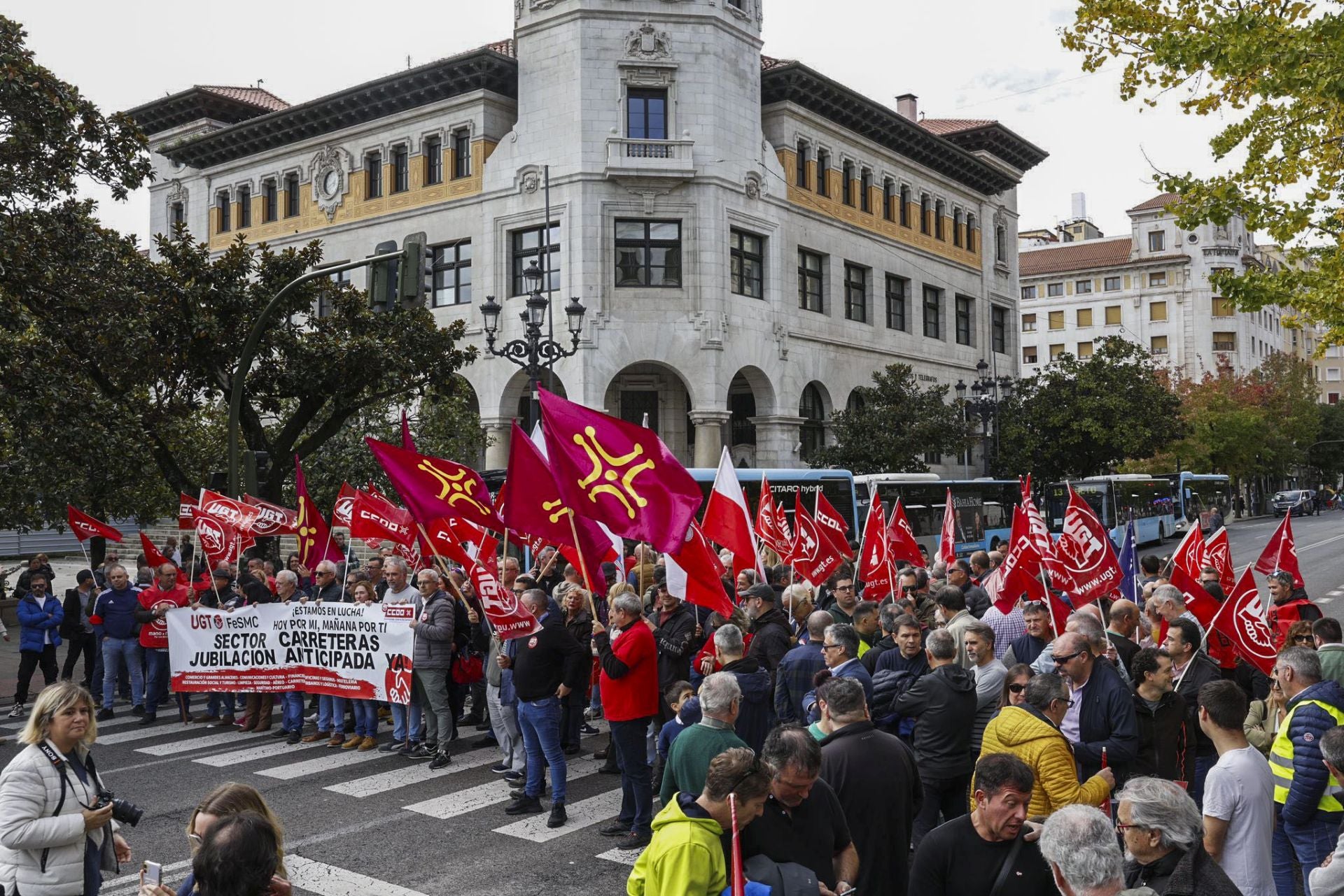 Cerca de un centenar de personas reclama en la capital cántabra la jubilación anticipada para los conductores de autobuses.