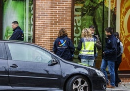 Agentes de Vigilancia Aduanera durante el registro en la sede de Rucecan.