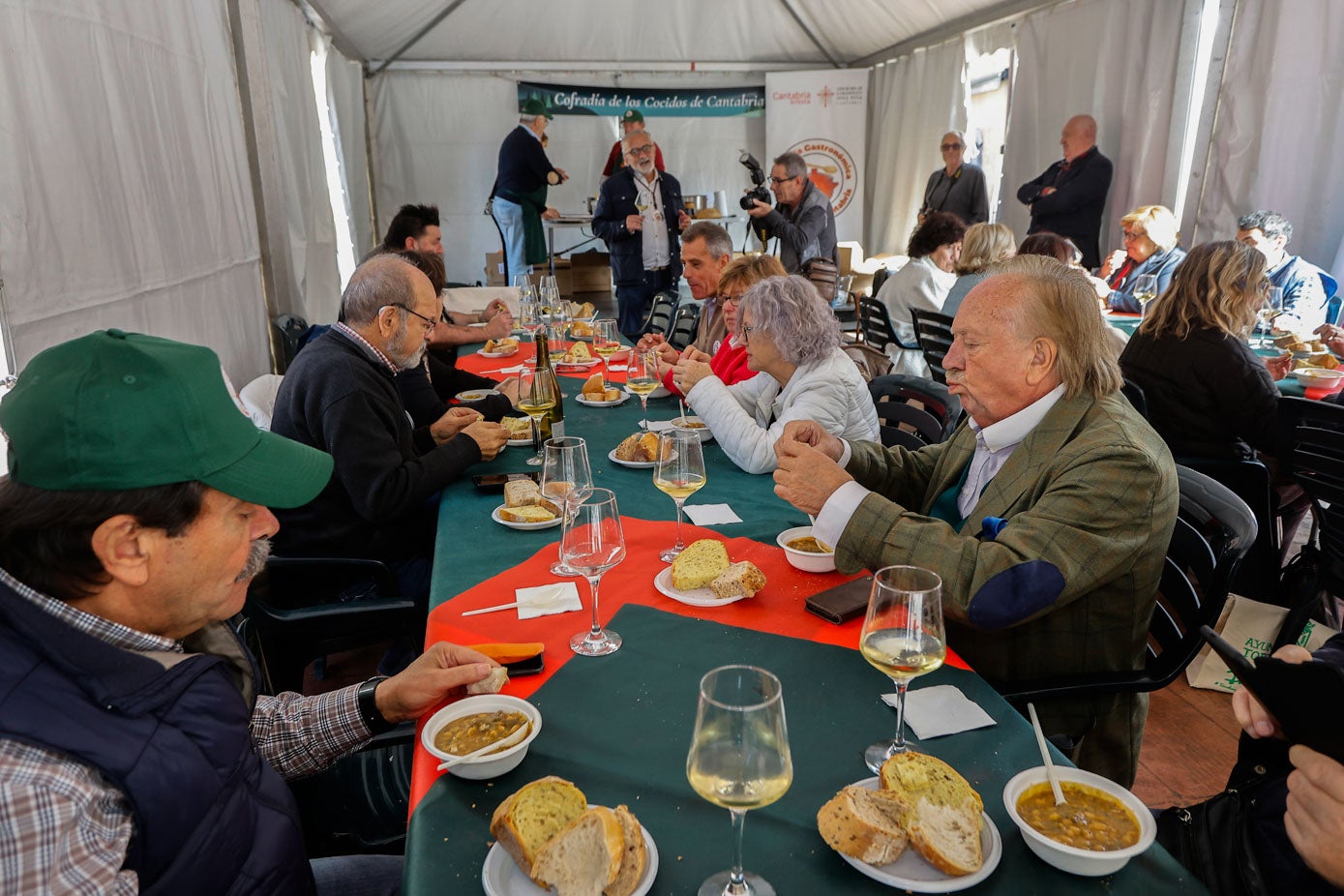 La cita ha propiciado un encuentro de vecinos interesados por la gastronomía y sus curiosidades.