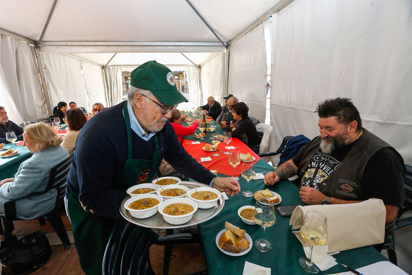 Los participantes disfrutaron de la comida con hasta tres variedades distintas de pan. 