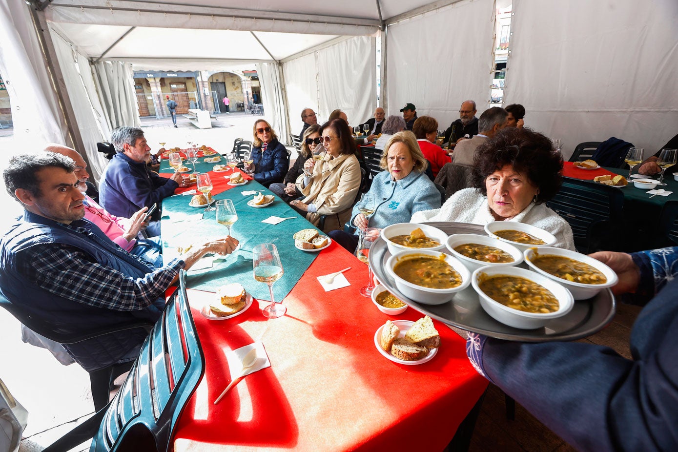 Con la Semana del Cocido, la Cofradía y el Ayuntamiento de Torrelavega se proponen reivindicar los sabores propios y la cocina tradicional. 