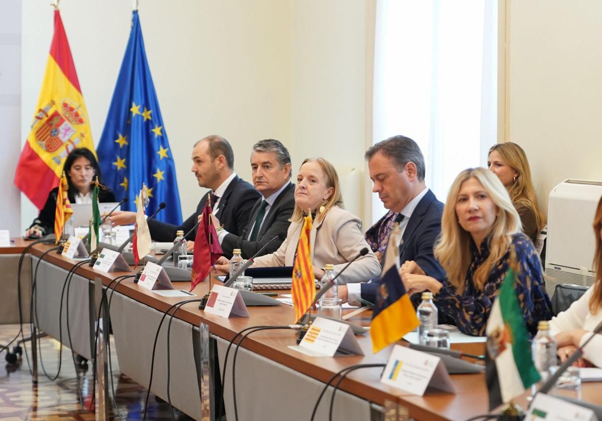 En el centro, la consejera cántabra Isabel Urrutia en la reunión de Madrid.