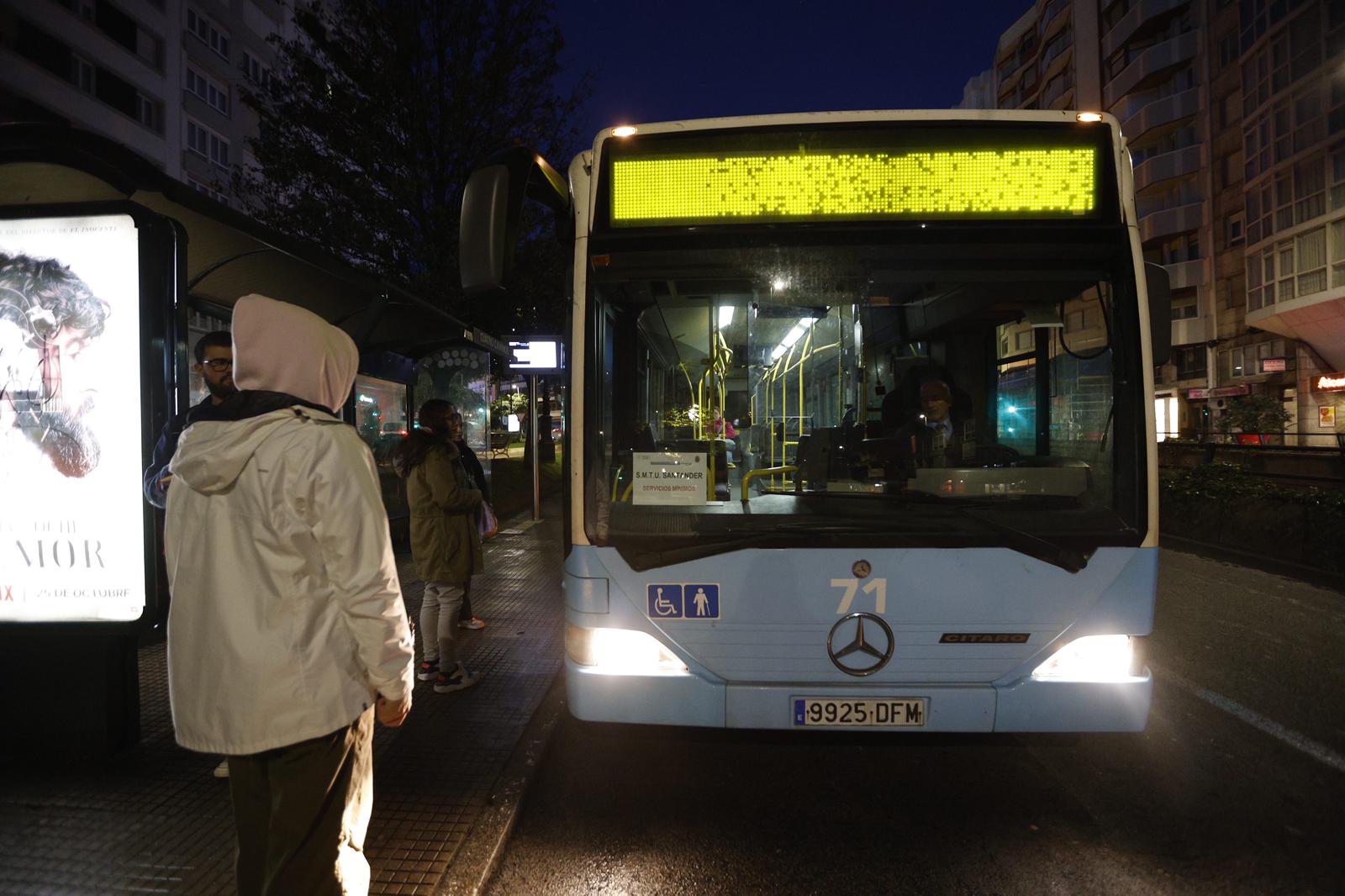 Los primeros autobuses de la mañana no han registrado incidencias. Un cartel pegado en el cristal delantero del vehículo avisa: 'Servicios mínimos'.