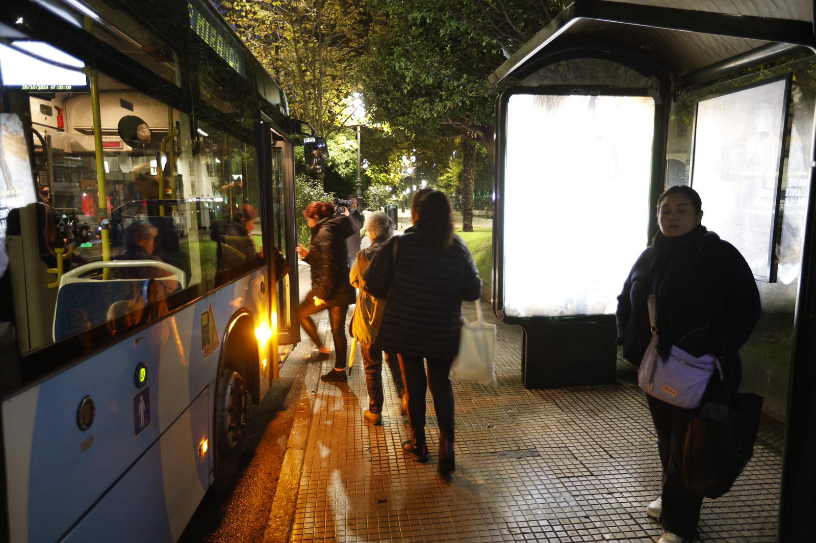 A primera hora de este lunes se ha visto más trasiego de pasajeros del TUS de lo habitual. Usuarios que han hecho los deberes, que estaban al tanto de la huelga, y que han querido ser previsores.