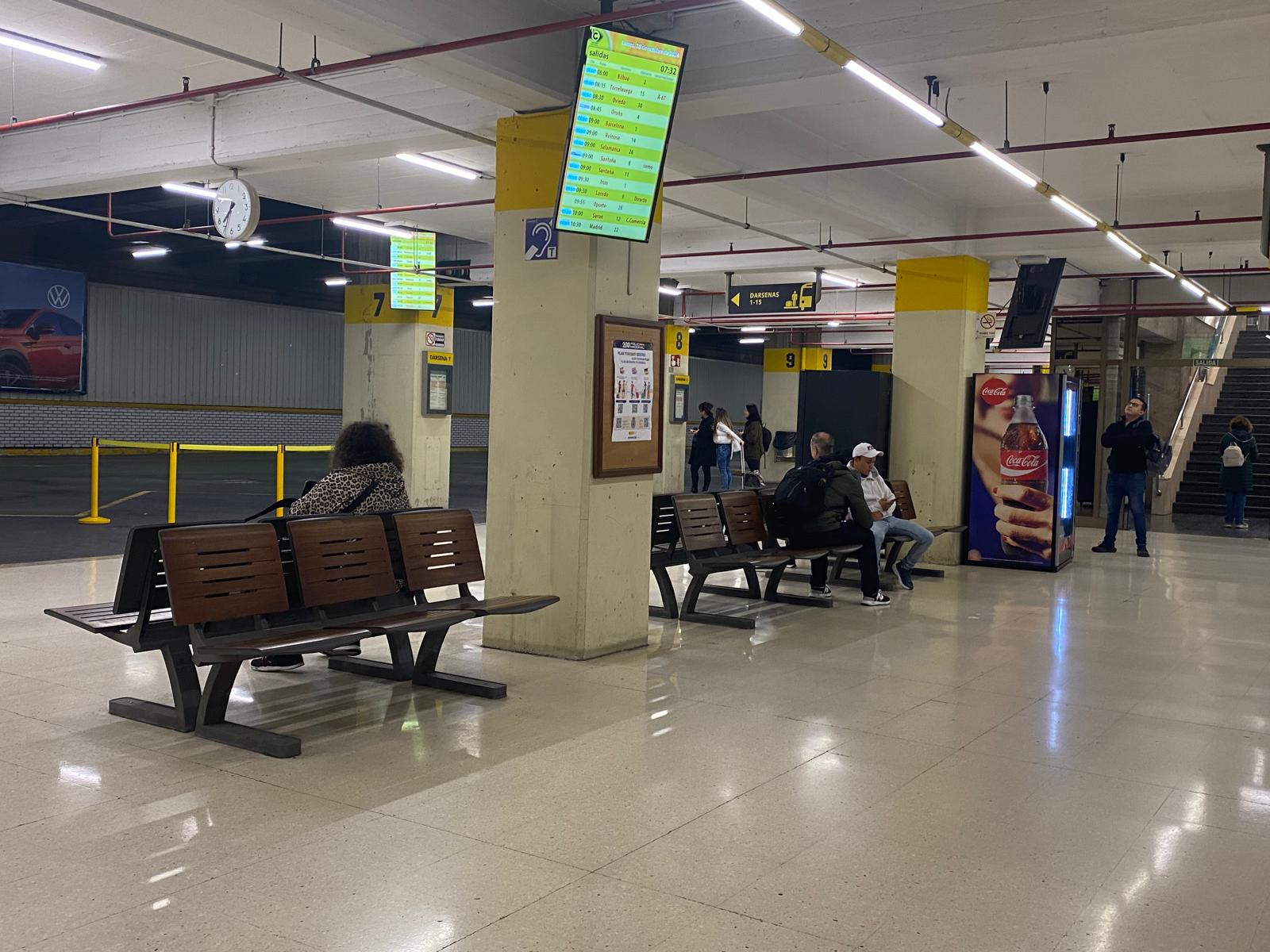 Usuarios esperando a los autobuses en la estación de Santander.