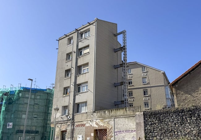 Así se encuentra actualmente la parte del edificio de la calle del Sol en la que se produjo el derrumbe en el mes de julio del año 2017 (la fotografía está tomada también este mismo martes).