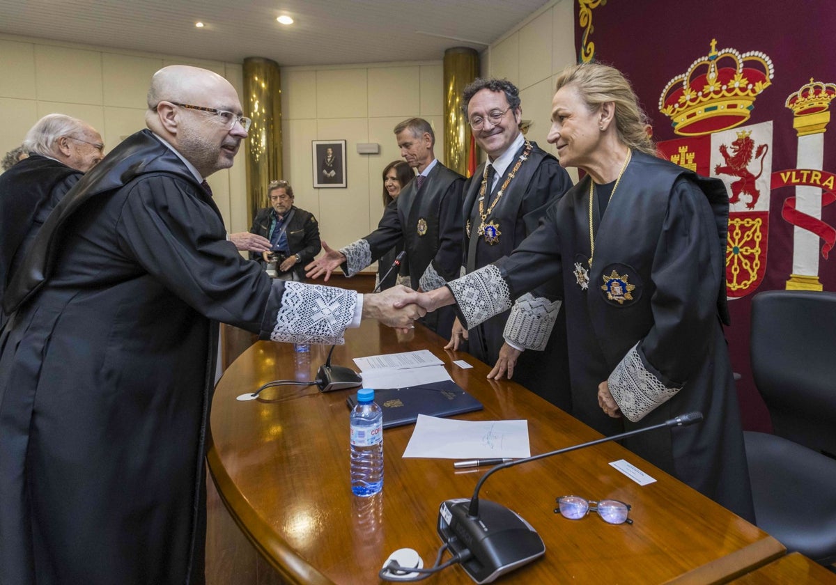 Jesús Arteaga estrecha la mano de María Antonia Sanz, fiscal de Sala jefa de la Inspección Fiscal, ante la mirada de Álvaro García Ortiz, fiscal general del Estado.