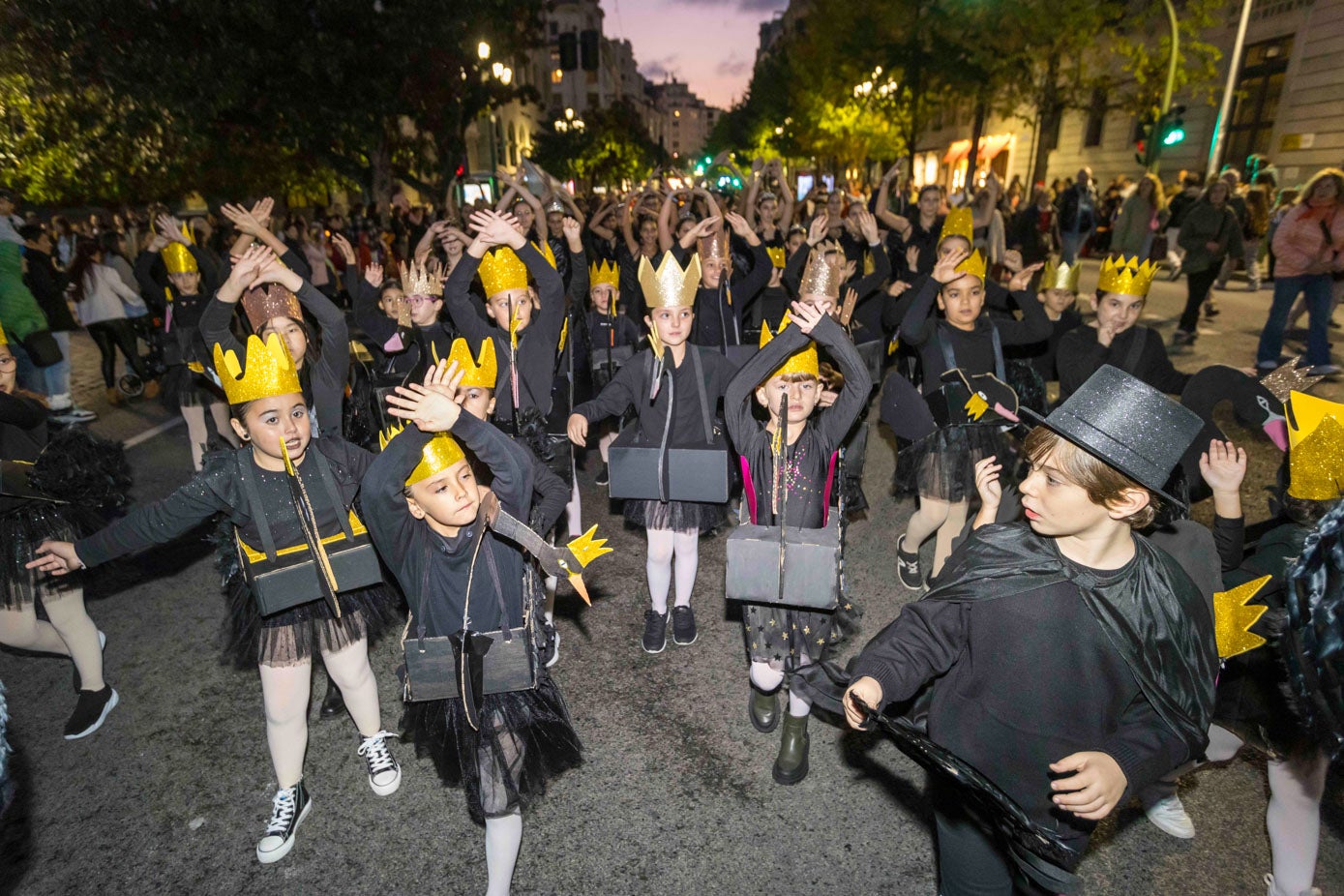 El pasacalles lo encabezaron los niños de la escuela de danza Elisa Urbino.