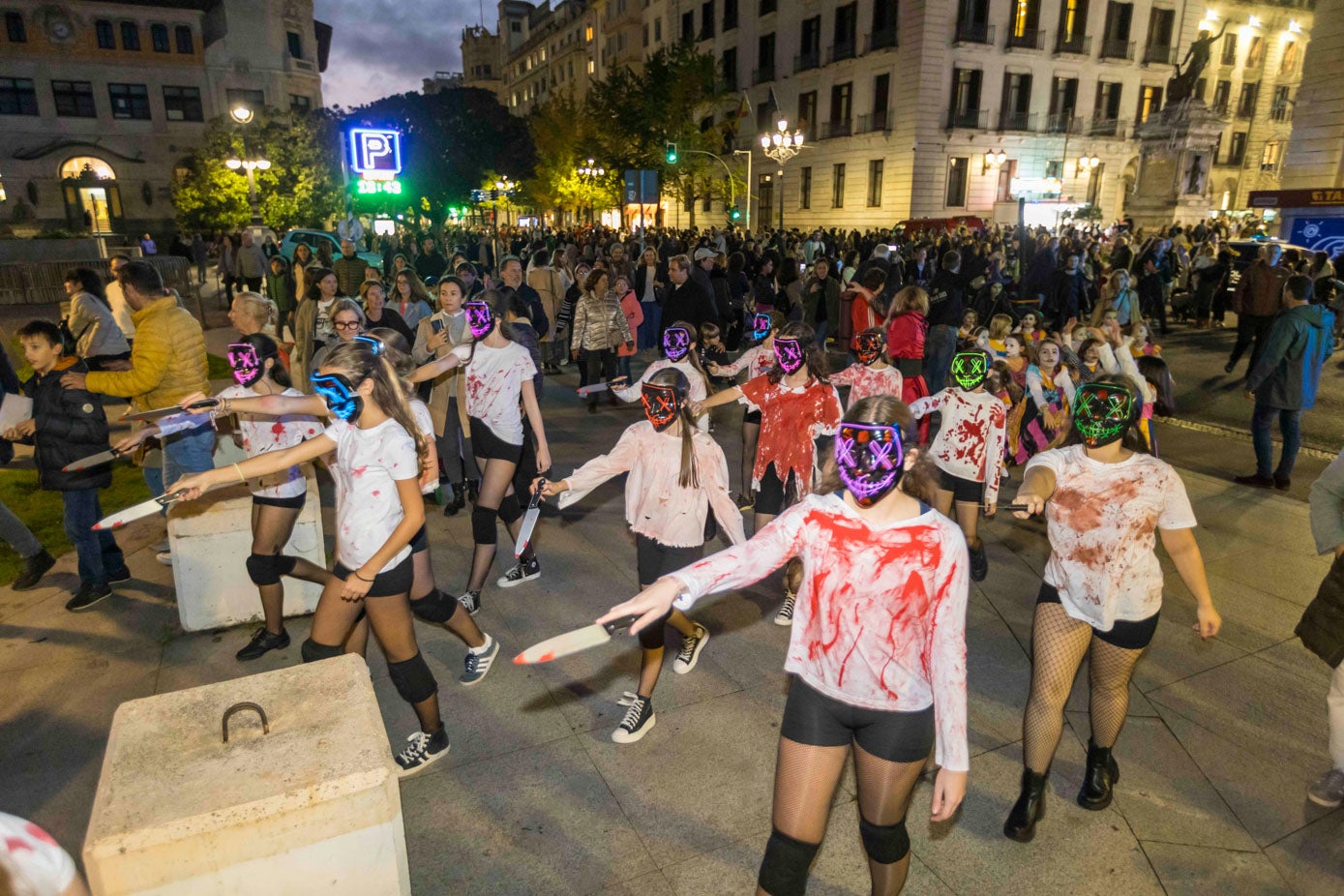 Otras bailarinas de Belin Cabrillo se pusieron sus mejores máscaras.