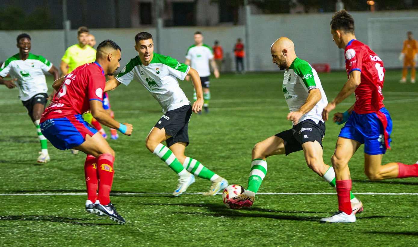 Ekain trata de zafarse del marcaje de los zagueros del Lanzarote.