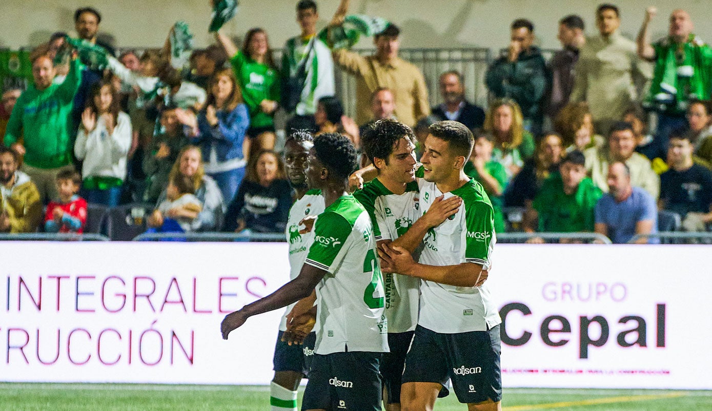 Gomeza felicita a Karrikaburu por su gol, el primero de la tarde en Lanzarote.