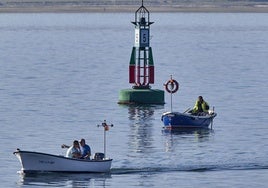 Dos pequeñas embarcaciones, en la bahía de Santander.