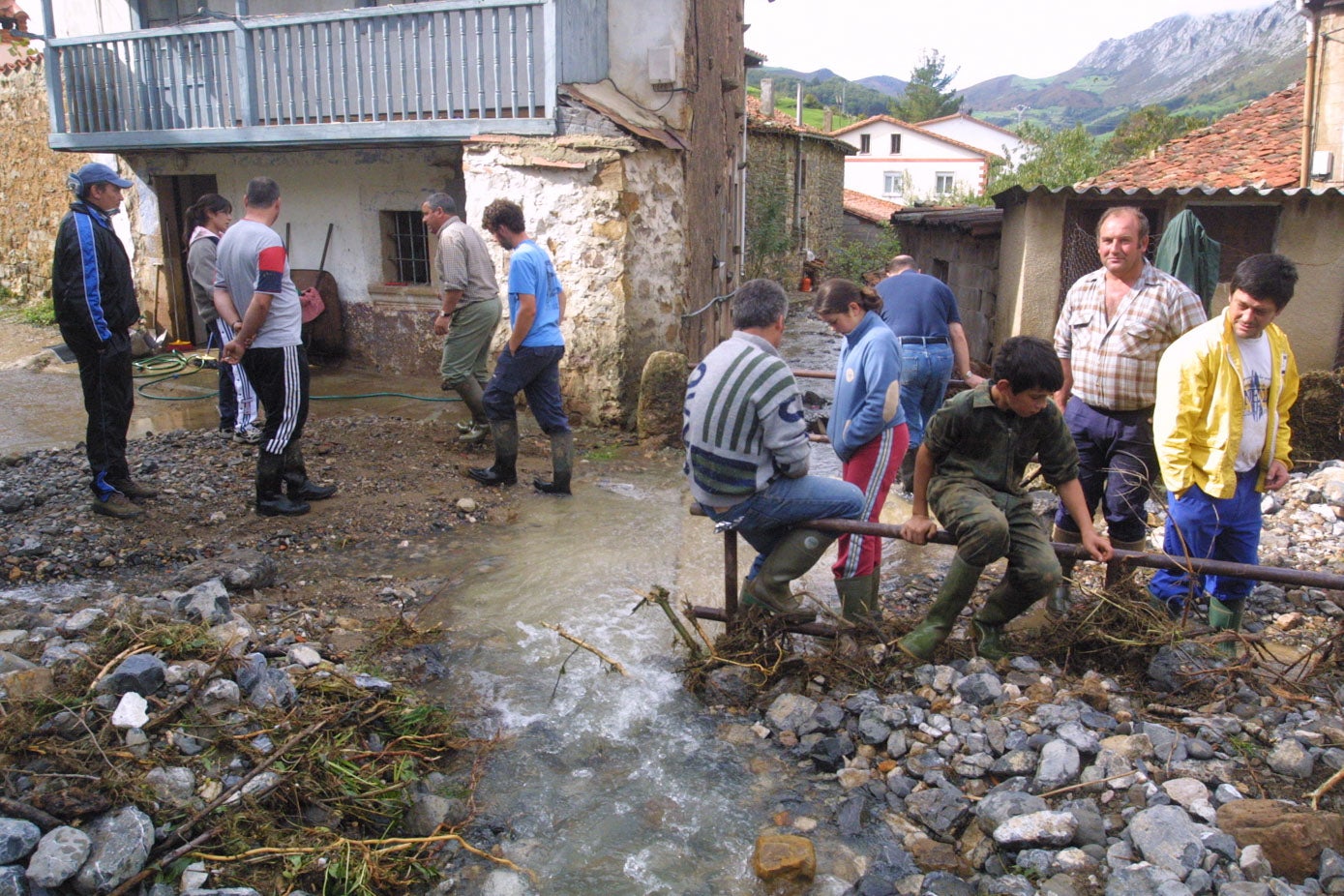 Los vecinos de Quintanilla de Lamasón se calzaron las katiuskas en 2005 tras las inundaciones en la zona occidental de Cantabria por las fuertes lluvias.