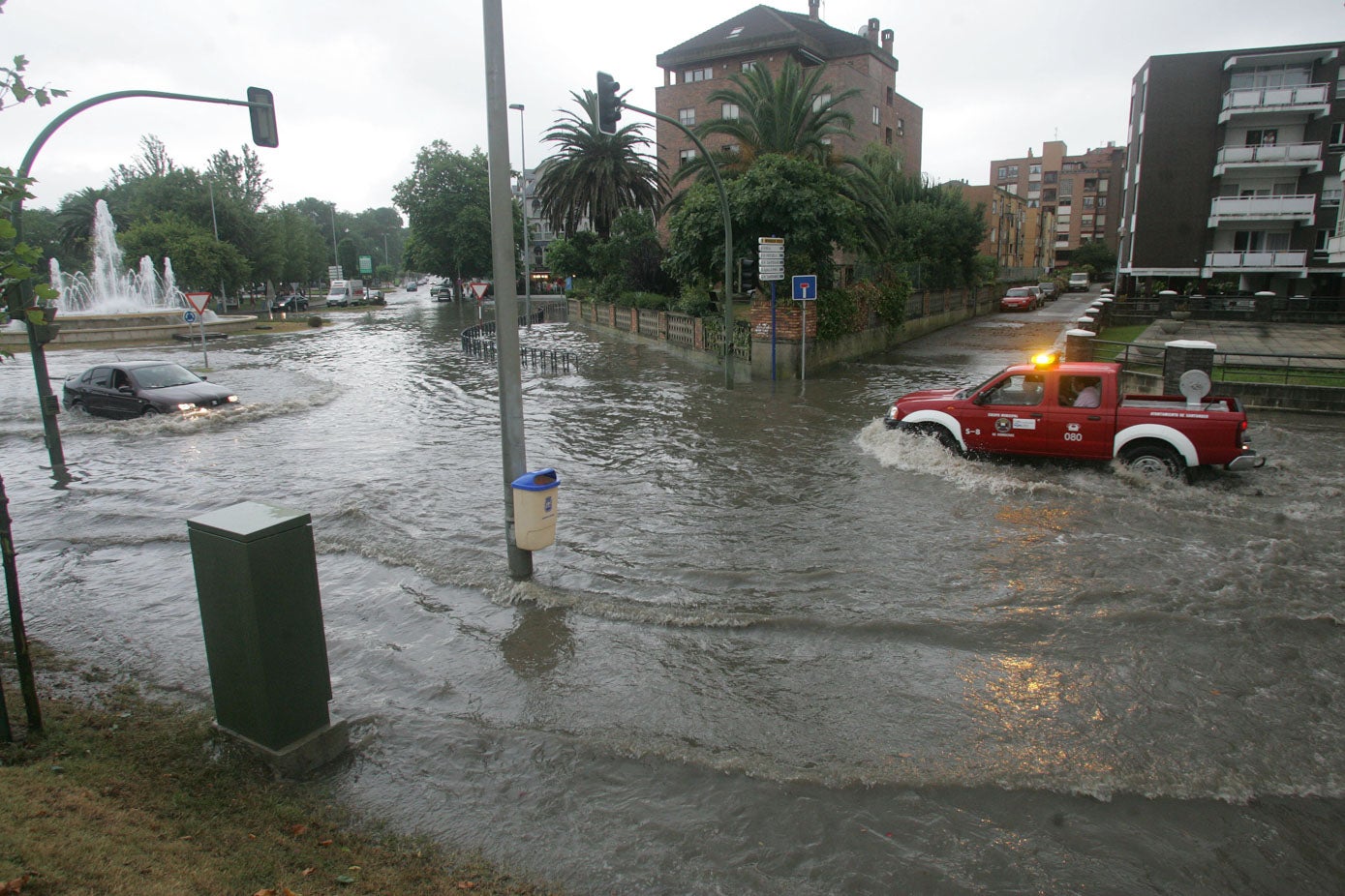 Imagen de las calles de la zona de El Sardinero totalmente anegadas tras una fuerte tromba de agua en 2006, cuando se llegó a catalogar como la mayor en los últimos 25 años hasta ese momento.