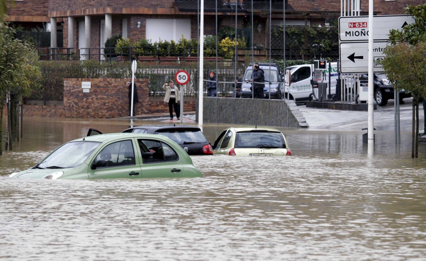 Coches prácticamente sumergidos bajo agua en Castro Urdiales, donde en 2009 se desbordó el río Brazomar tras una fuerte tormenta.