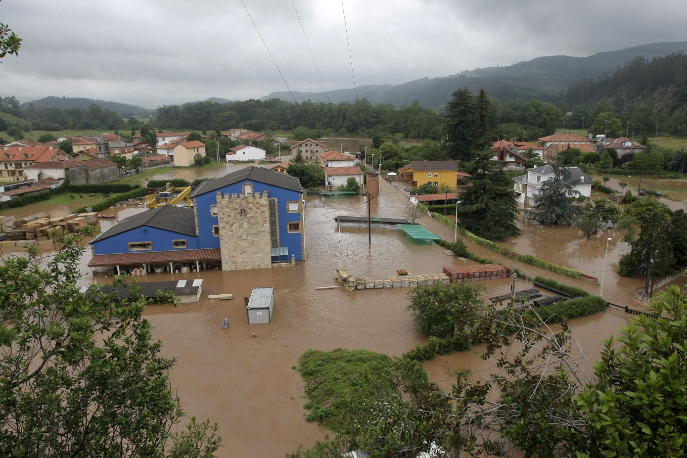 Vista aérea de Caranceja (Reocín) tras las inundaciones de 2010 por crecida del río Saja.