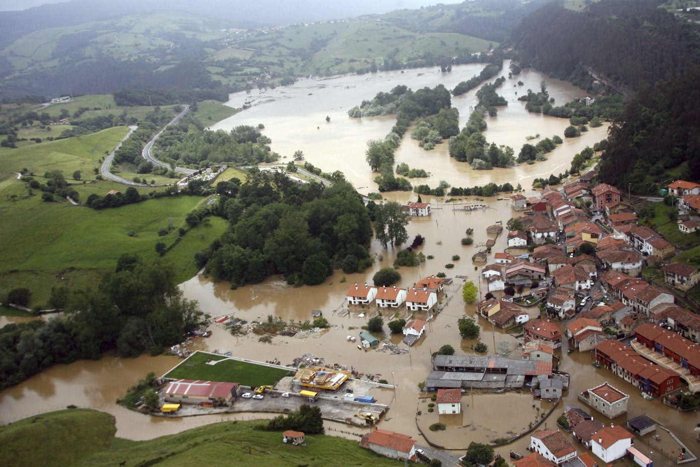 Vista aérea de Molleda, Val de San Vicente, tras el desbordamiento del río Deva por las intesas lluvias.