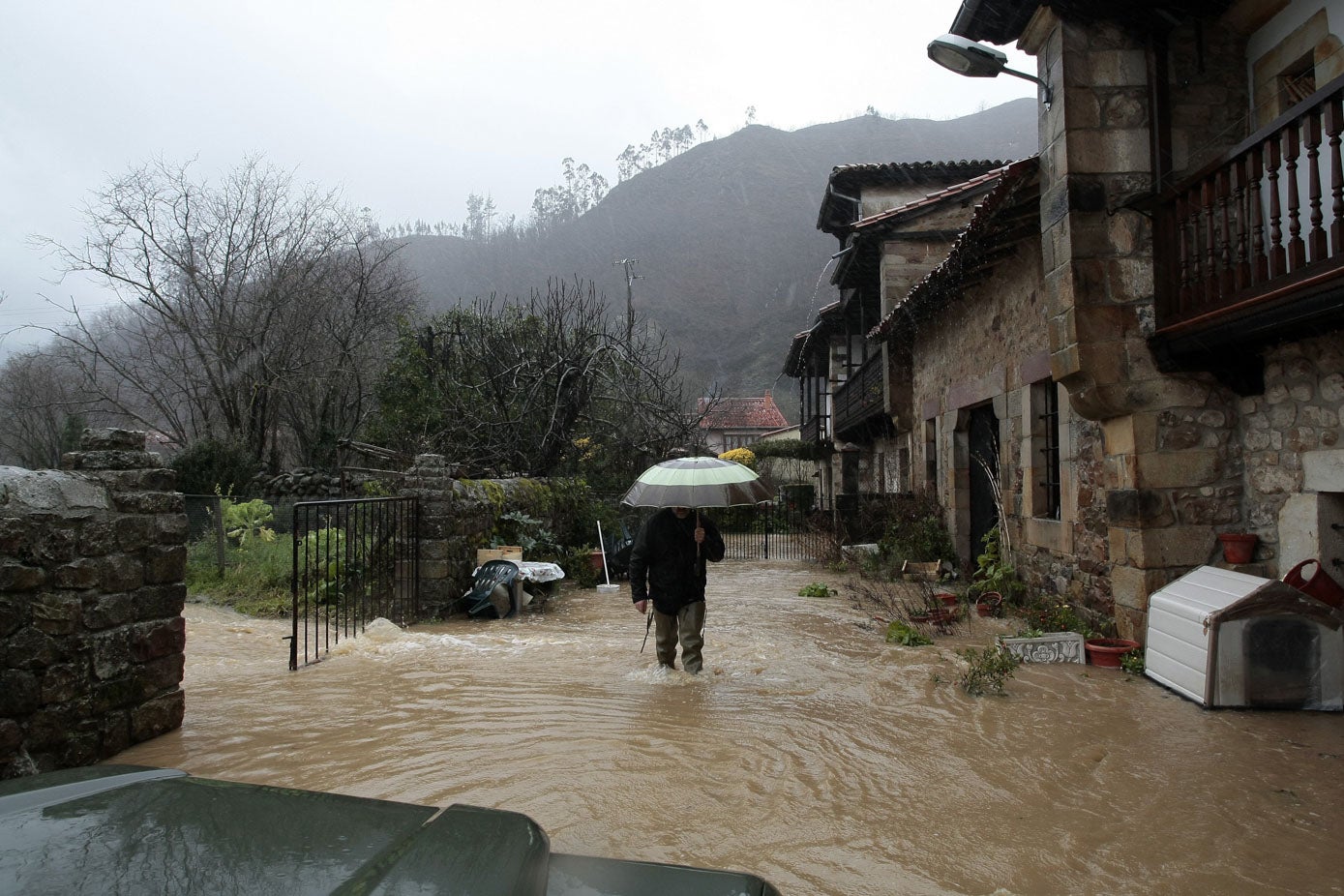 Las fuertes lluvias inundaron el pueblo de Sopeña (Cabuérniga) en 2016. El agua entro a numerosas viviendas en las que las plantas bajas quedaron destrozadas....