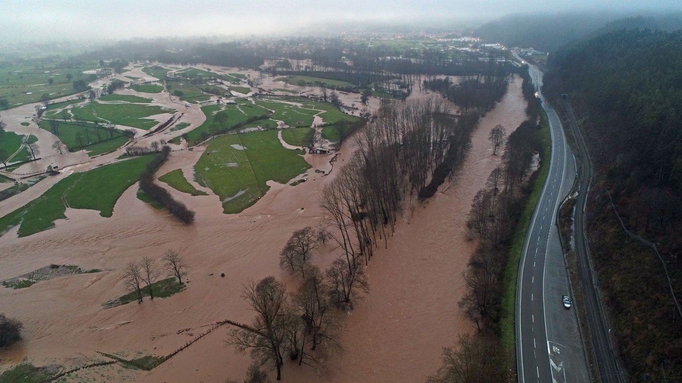 Imagen aérea de las inundaciones de 2019 en Villanueva de la Peña por la crecida del río Saja.