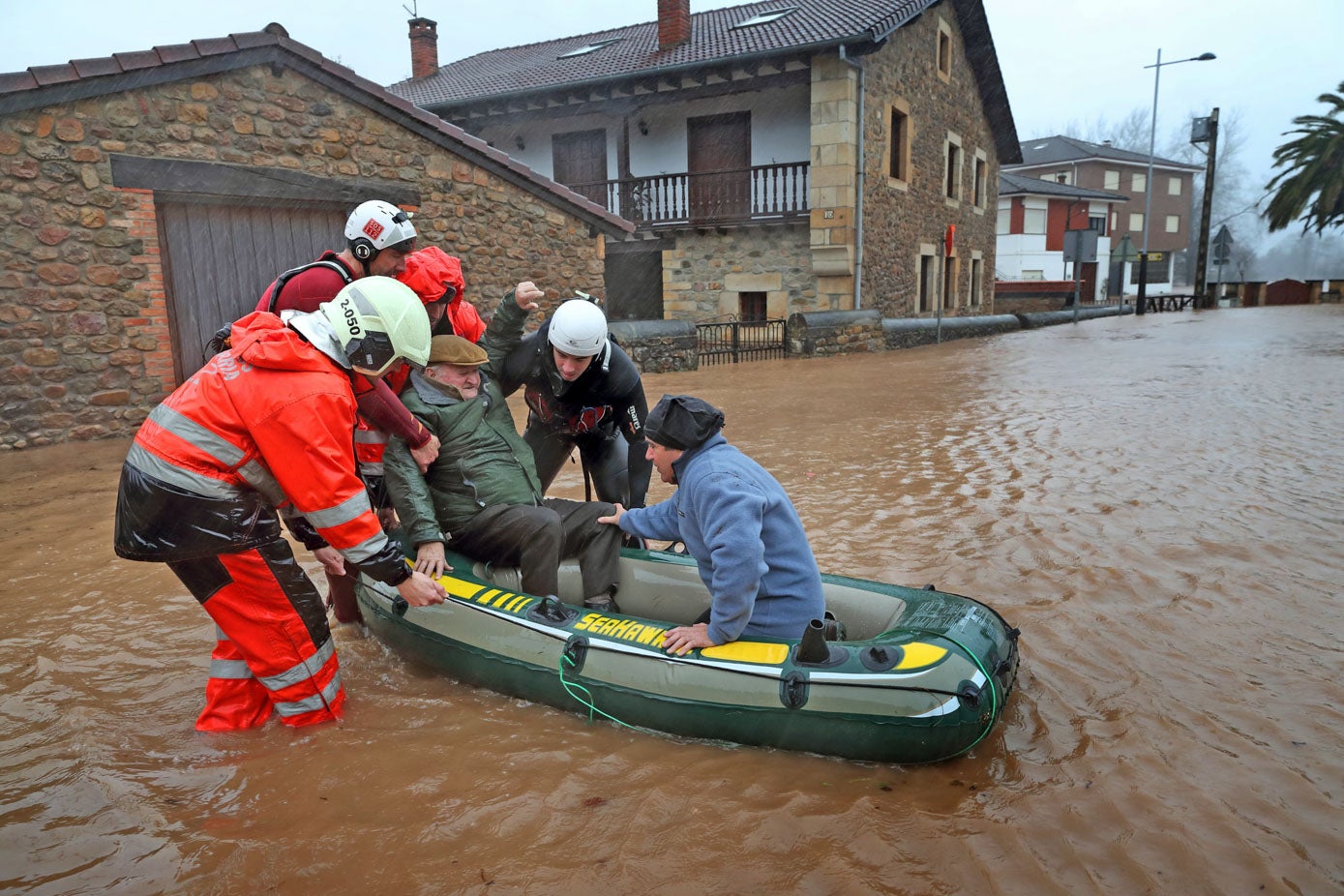 Bomberos y Protección Civil ayudan a evacuar a un vecino en Virgen de la Peña tras las inundaciones de 2019.