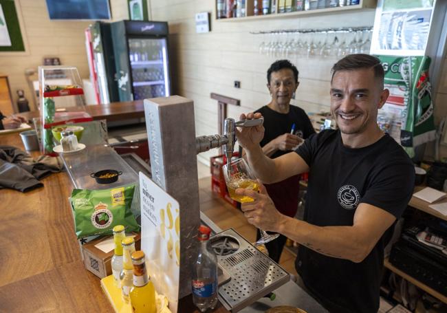 David Fernández sirve una caña en la Cafetería de Los Agustinos.