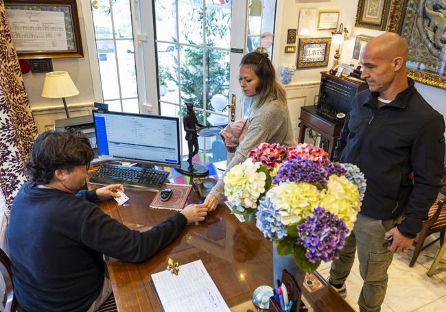 Sergio Fernández de Neguera, propietario del Hotel Las Brisas, realiza el 'check in' en la recepción.