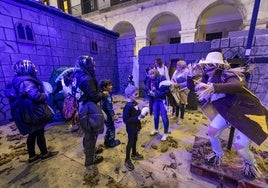 Algunos de los asistentes recorren el cementerio, la última escena de 'La casa del terror'