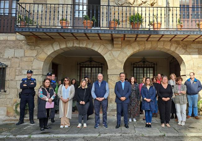 Minuto de silencio en el Ayuntamiento de Camargo.