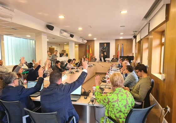 Concejales regionalistas y socialistas apoyan una medida durante un Pleno, en Torrelavega, en esta legislatura.