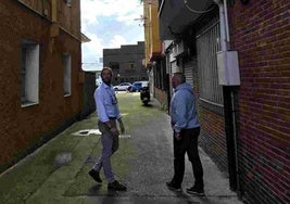 Felipe Piña en un recorrido por el barrio