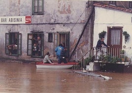 Los vecinos salen por las ventanas del bar Abisinia, en Solares, después de que las calles quedaran totalmente anegadas por las fuertes inundaciones de agosto de 1983 con lluvia ininterrumpida y un episodio de gota fría.