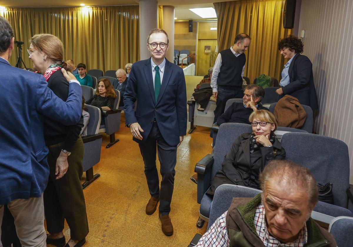 Josu de Miguel, profesor de Derecho Constitucional de la Universidad de Cantabria, ayer, a su entrada en el Ateneo de Santander.