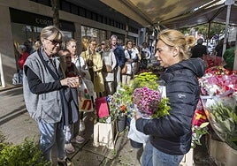 Colas para comprar flores, ayer, en los puestos del mercadillo que se encuentra situado junto al Ayuntamiento de Santander.