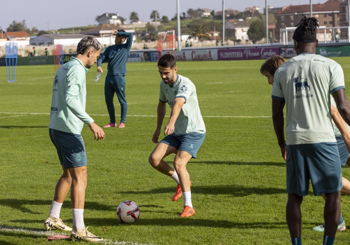 Juan Carlos Arana y Andrés Martín, los dos goleadores del Racing, regresan mañana al equipo.